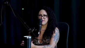 Foi para um hotel fazer fotos sensuais a família aceitou mas o irmão ficou com ciúmes não gosta de estereótipos e quando fez com uma mulher brunna sweet watch sheer red