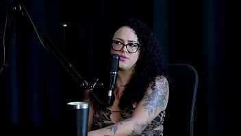 Foi para um hotel fazer fotos sensuais a família aceitou mas o irmão ficou com ciúmes não gosta de estereótipos e quando fez com uma mulher brunna sweet watch sheer red