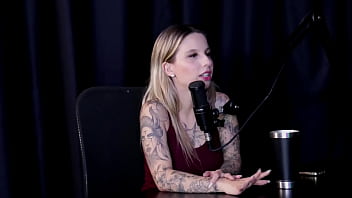 Foi para um hotel fazer fotos sensuais a família aceitou mas o irmão ficou com ciúmes não gosta de estereótipos e quando fez com uma mulher brunna sweet watch sheer red