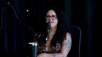 Foi para um hotel fazer fotos sensuais a família aceitou mas o irmão ficou com ciúmes não gosta de estereótipos e quando fez com uma mulher brunna sweet watch sheer red