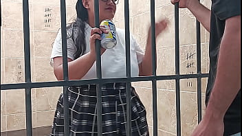 Estudiante adolecente se deja follar su estrecho coño en la cárcel