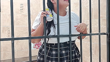 Estudiante adolecente se deja follar su estrecho coño en la cárcel
