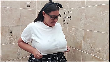 Estudiante adolecente se deja follar su estrecho coño en la cárcel