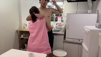 彼女と同棲1日目。3時間おきにセックスしまくるカップル。台所でエプロン姿の彼女をバックで沢山突きました。