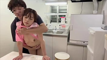 彼女と同棲1日目。3時間おきにセックスしまくるカップル。台所でエプロン姿の彼女をバックで沢山突きました。