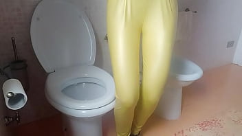 My stepaunt pees and i don't stop looking at her