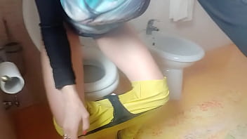 My stepaunt pees and i don't stop looking at her