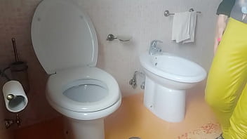 My stepaunt pees and i don't stop looking at her