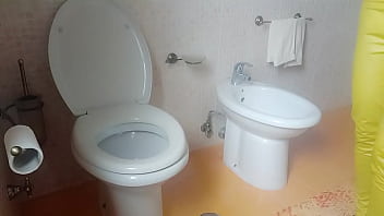 My stepaunt pees and i don't stop looking at her