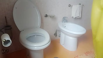 My stepaunt pees and i don't stop looking at her