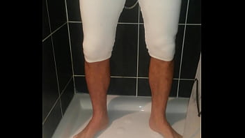 Pipi Habillé Sous La Douche thumbnail