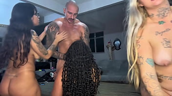 Dei tesão de vaca para minhas 3 amigas gostosas elas me atacaram querendo rola