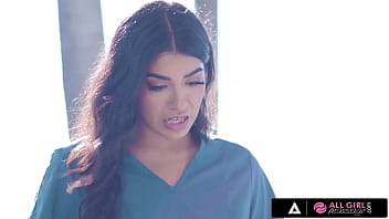 Hot babe fucks with her sexy masseuse in a resort