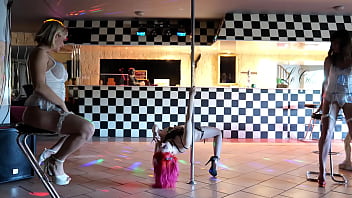 Admire le talent de noochka sur une barre marie lumacarie et moi on est