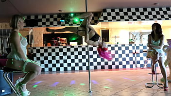 Admire le talent de noochka sur une barre marie lumacarie et moi on est