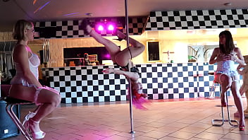 Admire le talent de noochka sur une barre marie lumacarie et moi on est