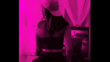 Loira tesuda rebolando