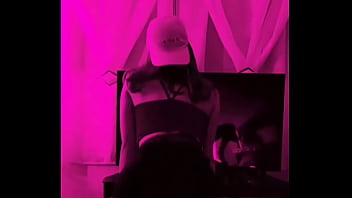 Loira tesuda rebolando