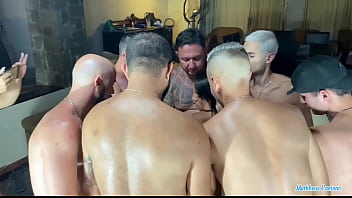 A milf mais safada de floripa realizou o fetiche do corno do seu esposo e fez um gangbang com sete machos fodendo sua buceta e seu cuzinho