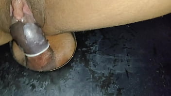 Adoro chupar um pau preto no gloryhole fiquei com tanto tesão que dei até o cu pra ele