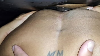 Adoro chupar um pau preto no gloryhole fiquei com tanto tesão que dei até o cu pra ele