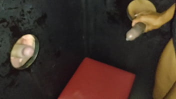 Adoro chupar um pau preto no gloryhole fiquei com tanto tesão que dei até o cu pra ele