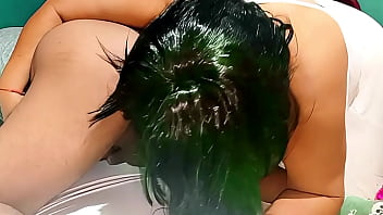 La mamá de mi novia me chupa el culo y me pide que me la folle de lado