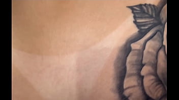 Minha enteada não perdeu tempo assim que a mãe dela saiu a putinha foi logo sentando em mim e a safada ainda me deu o cu