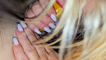 The stepson imperceptibly took off the yellow condom to cum in the stepmother's pussy