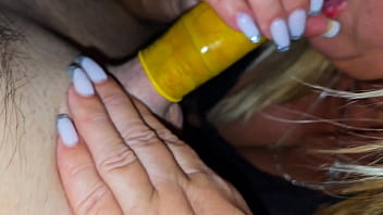 The stepson imperceptibly took off the yellow condom to cum in the stepmother's pussy