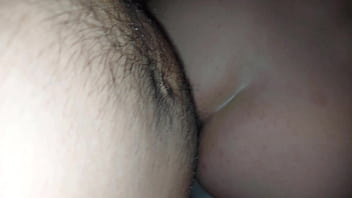 Aí meu cuzinho turista fode cu da caseira casada da pousada até ela esguichar molhando a cama