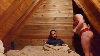 Aí meu cuzinho turista fode cu da caseira casada da pousada até ela esguichar molhando a cama