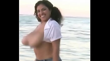 Casada balançando os seios na praia