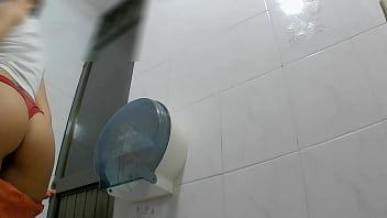 Puse camara en baños publicos y capte algunas 4