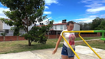 Veo a un pequeño enano montado en un árbol viéndome haciendo ejercicio y me invita a su apartamento para follarme hasta venirse dentro de mi y termina en mi culo estrecho