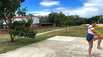 Veo a un pequeño enano montado en un árbol viéndome haciendo ejercicio y me invita a su apartamento para follarme hasta venirse dentro de mi y termina en mi culo estrecho