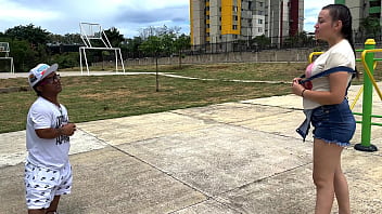 Veo a un pequeño enano montado en un árbol viéndome haciendo ejercicio y me invita a su apartamento para follarme hasta venirse dentro de mi y termina en mi culo estrecho