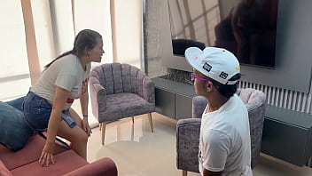 Veo a un pequeño enano montado en un árbol viéndome haciendo ejercicio y me invita a su apartamento para follarme hasta venirse dentro de mi y termina en mi culo estrecho