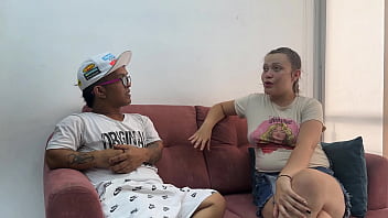 Veo a un pequeño enano montado en un árbol viéndome haciendo ejercicio y me invita a su apartamento para follarme hasta venirse dentro de mi y termina en mi culo estrecho