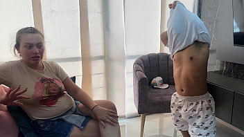 Veo a un pequeño enano montado en un árbol viéndome haciendo ejercicio y me invita a su apartamento para follarme hasta venirse dentro de mi y termina en mi culo estrecho