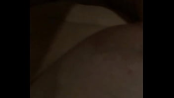 Marido adora que gozo no peito dela