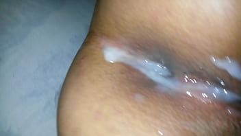 Llenándolo el culo de leche