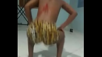 Novinha de goiânia rebolando a bunda gostosa no funk