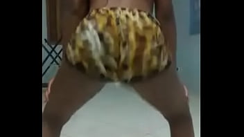 Novinha de goiânia rebolando a bunda gostosa no funk