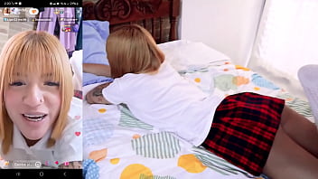 Colegiala Rubia Venezolana Se Deja Coger En Vivo Por Su Novio Mientras Hace Un Live De Tik Tok thumbnail