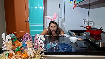 Receitinha de páscoa com a coelhinha mama levando muita cenoura