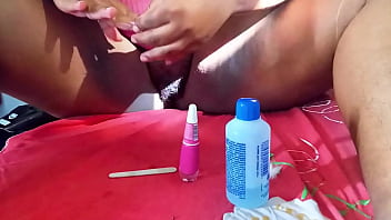Fazendo as unhas sem calcinha