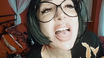 The the giantess uses you in place of her missing tooth and