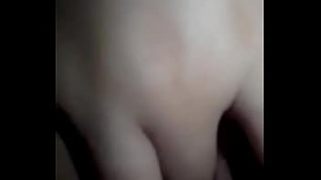 Se goza tocando su chocho