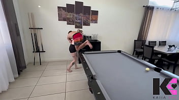 Small but strong babe lifts & carries skinny man